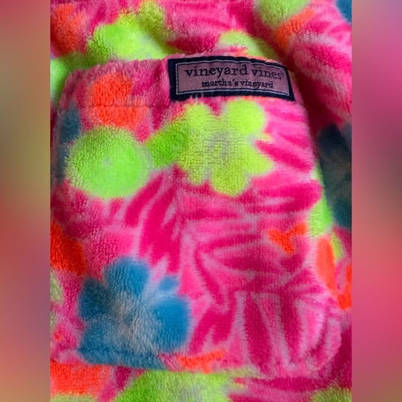 Vineyard Vines Martha’s Vineyard Colorful Floral Fleece - Picture 4 of 5